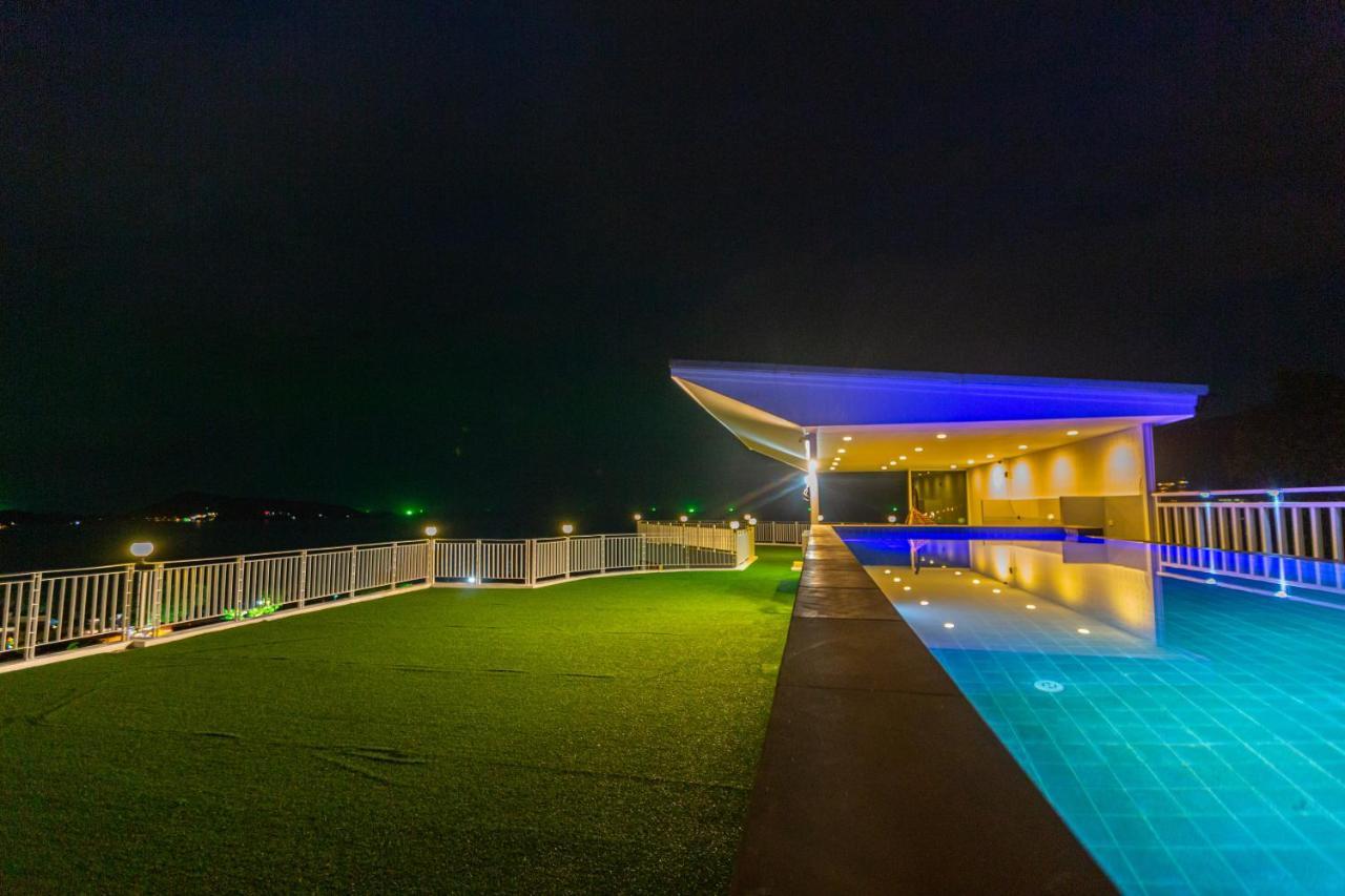 Rossarin Sea View Patong Hotel Bagian luar foto