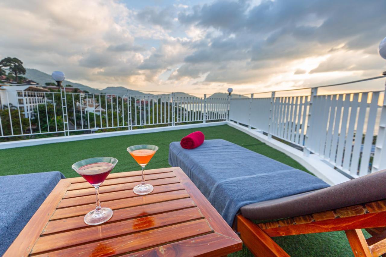 Rossarin Sea View Patong Hotel Bagian luar foto